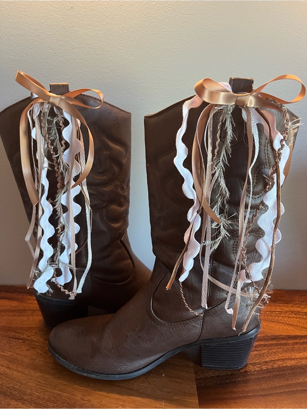 Brown, tan, and white side clip boot bows!